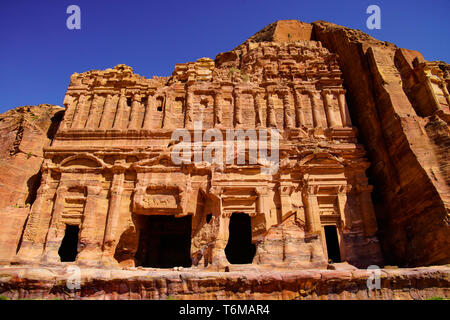 Il Palazzo tomba (Tomba Reale) è molto impressionante. Simile al palazzo romano architettura. Petra, Giordania. Foto Stock
