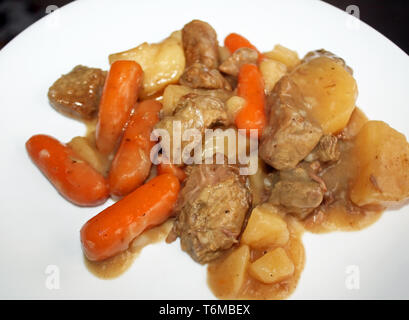 Piastra della deliziosa casa stufato di manzo. Con la carne di manzo, carote e patate Foto Stock