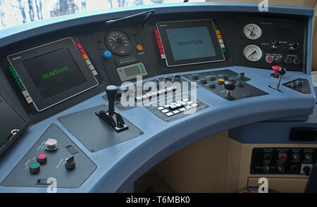 All'interno di guardare il moderno treno cabina del conducente Foto Stock