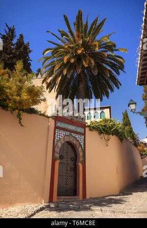 La quintessenza del gateway Moresca in El Albayzín o quartiere Albaicín della città di Granada, Andalusia. Foto Stock