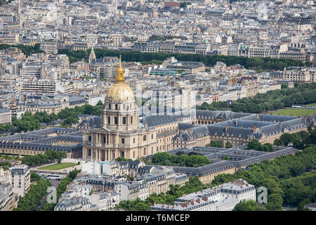 Panorama di Parigi con vista aerea a cupola des Invalides Foto Stock