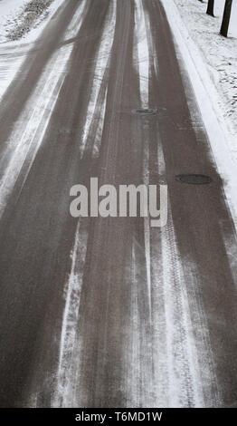 Strade innevate visto da sopra durante il giorno nel tardo inverno Foto Stock