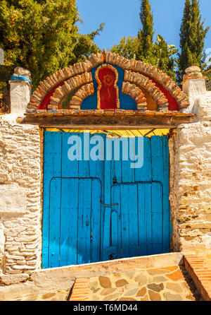 Vivacemente colorato gateway in Macharaviaya, villaggio di montagna e casa di artisti internazionali, provincia di Malaga, Andalusia, Spagna. Foto Stock