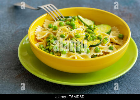 Pasta con le zucchine e i piselli. Foto Stock