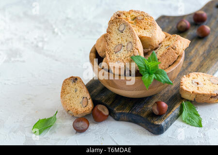Ciotola di Italiano i biscotti con le mandorle e le nocciole. Foto Stock