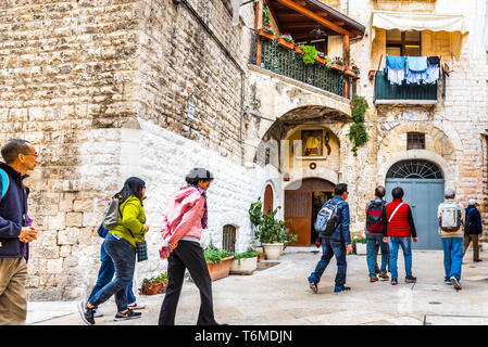 Bari, Italia - 12 Marzo 2019: turisti asiatici provenienti dalla Cina passeggiando per la città italiana. Foto Stock