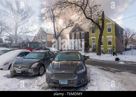 Chicago Fire Department risponde ad una casa di fuoco nel piccolo villaggio di quartiere, Gennaio 30, 2019. Foto Stock