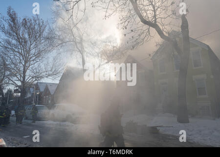 Chicago Fire Department risponde ad una casa di fuoco nel piccolo villaggio di quartiere, Gennaio 30, 2019. Foto Stock