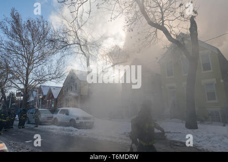 Chicago Fire Department risponde ad una casa di fuoco nel piccolo villaggio di quartiere, Gennaio 30, 2019. Foto Stock