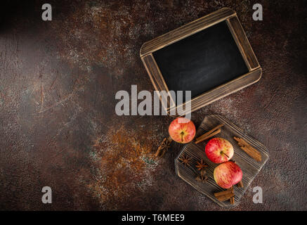 Fresche mele rosse con bastoncini di cannella Foto Stock