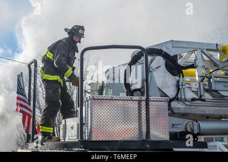 Chicago Fire Department risponde ad una casa di fuoco nel piccolo villaggio di quartiere, Gennaio 30, 2019. Foto Stock