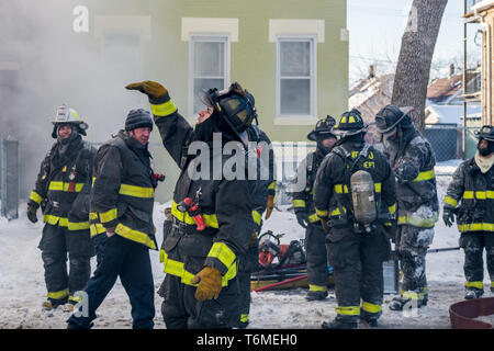 Chicago Fire Department risponde ad una casa di fuoco nel piccolo villaggio di quartiere, Gennaio 30, 2019. Foto Stock