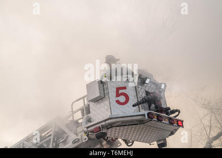 Chicago Fire Department risponde ad una casa di fuoco nel piccolo villaggio di quartiere, Gennaio 30, 2019. Foto Stock