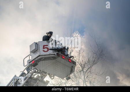 Chicago Fire Department risponde ad una casa di fuoco nel piccolo villaggio di quartiere, Gennaio 30, 2019. Foto Stock