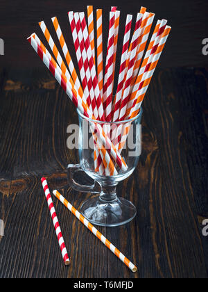 Striped cannucce per cocktail in un bicchiere Foto Stock