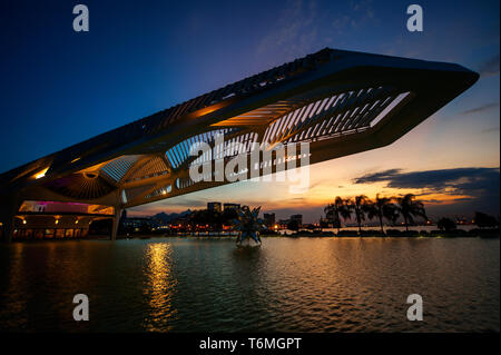 Museo di domani impressionante architettura, il più recente grande museo costruito in Rio de Janeiro, Rio de Janeiro, Brasile Foto Stock