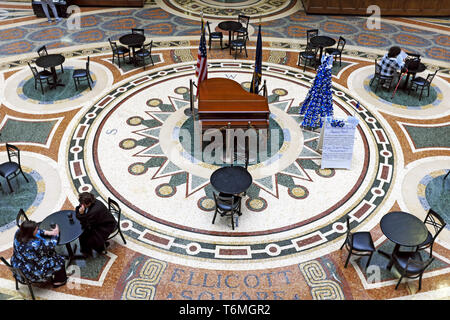 Ellicott Square Building interior cortile lobby con pavimento in marmo mosaico a Buffalo, New York, Stati Uniti. Foto Stock