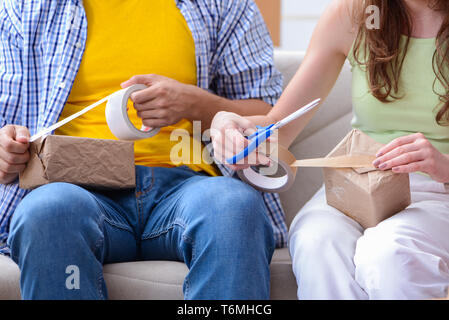 La famiglia la preparazione per il natale dopo il trasferimento Foto Stock