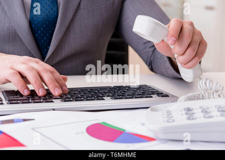 Finance professional lavora sulla tastiera con i rapporti Foto Stock