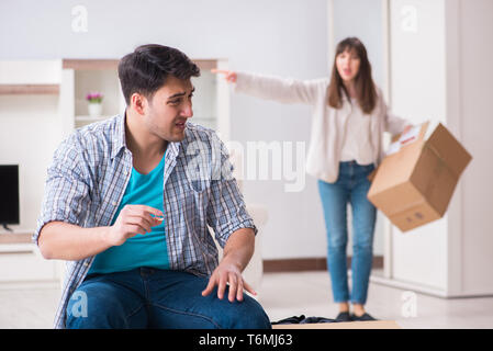 Donna Uomo evicting da casa durante il conflitto familiare Foto Stock