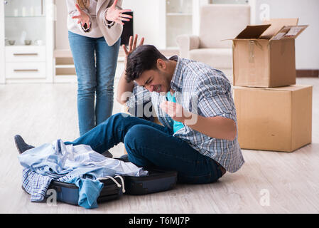 Donna Uomo evicting da casa durante il conflitto familiare Foto Stock