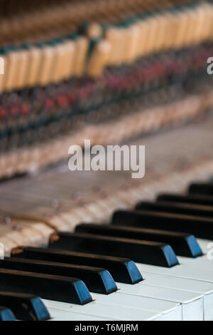 Close up dei tasti di un vecchio pianoforte vintage Foto Stock