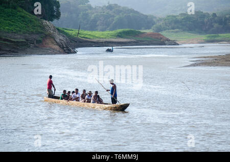 Persone navitating Lago di Alajuela in una piroga Foto Stock