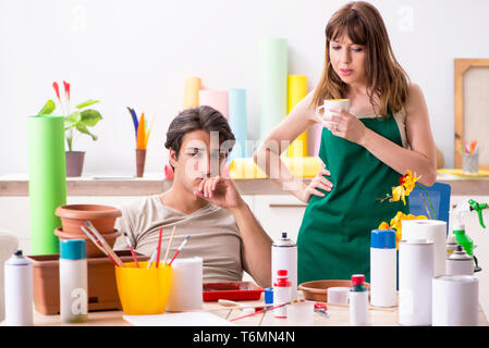 Accoppiare la decorazione di vasi in laboratorio durante la lezione Foto Stock