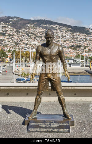 FUNCHAL, Madeira, Portogallo - 09 novembre 2017: la statua di Cristiano Ronaldo di fronte all'entrata al Museo CR 7 a Funchal in Madeira, Portog Foto Stock