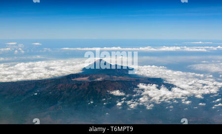 Foto aerea di Bromo Tengger Semeru Parco nazionale con il picco più alto dell'isola di Giava Monte Semeru. Vulcano Bromo è un luogo popolare per avventura turistica Foto Stock