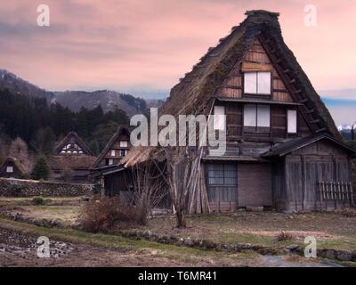 Case in Shirakawago, un'Unesco storica e tradizionale villaggio giapponese, Giappone Foto Stock