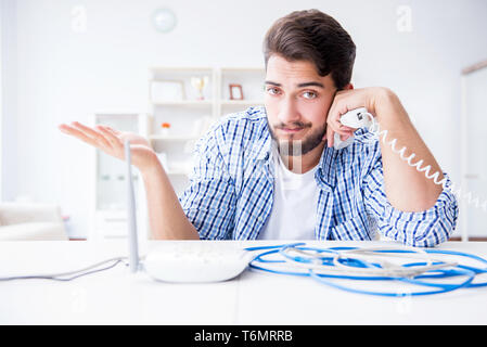 Frustrati giovane grazie alla debole ricezione via internet Foto Stock