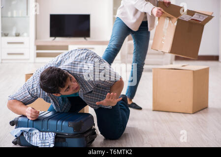 Donna Uomo evicting da casa durante il conflitto familiare Foto Stock