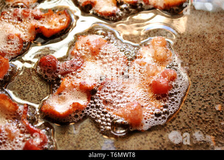 Pancetta di grasso per friggere in una padella Foto Stock