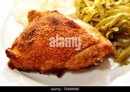 Croccante panato al forno coscia di pollo Foto Stock