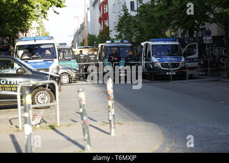 Berlino, Germania. 01 Maggio, 2019. Migliaia di persone hanno marciato attraverso Berlino-friedrichshain mercoledì sera presso il rivoluzionario "giorno di maggio dimostrazione". I manifestanti hanno anche spostato attraverso la Riga Street, che è un centro di sinistra-ala in scena. I manifestanti non hanno superato un sito in costruzione in strada. La polizia aveva già saldato il sito nel pomeriggio e abbeverati centinaia di pallet in legno, apparentemente, così che essi non possono essere accesi. Le auto della polizia sono anche su Frankfurter Allee. Credito: Simone Kuhlmey/Pacific Press/Alamy Live News Foto Stock