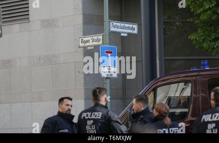 Berlino, Germania. 01 Maggio, 2019. Migliaia di persone hanno marciato attraverso Berlino-friedrichshain mercoledì sera presso il rivoluzionario "giorno di maggio dimostrazione". I manifestanti hanno anche spostato attraverso la Riga Street, che è un centro di sinistra-ala in scena. I manifestanti non hanno superato un sito in costruzione in strada. La polizia aveva già saldato il sito nel pomeriggio e abbeverati centinaia di pallet in legno, apparentemente, così che essi non possono essere accesi. Le auto della polizia sono anche su Frankfurter Allee. Credito: Simone Kuhlmey/Pacific Press/Alamy Live News Foto Stock