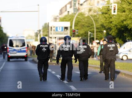 Berlino, Germania. 01 Maggio, 2019. Migliaia di persone hanno marciato attraverso Berlino-friedrichshain mercoledì sera presso il rivoluzionario "giorno di maggio dimostrazione". I manifestanti hanno anche spostato attraverso la Riga Street, che è un centro di sinistra-ala in scena. I manifestanti non hanno superato un sito in costruzione in strada. La polizia aveva già saldato il sito nel pomeriggio e abbeverati centinaia di pallet in legno, apparentemente, così che essi non possono essere accesi. Le auto della polizia sono anche su Frankfurter Allee. Credito: Simone Kuhlmey/Pacific Press/Alamy Live News Foto Stock