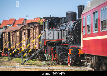 Vecchie locomotive e carrozze Foto Stock