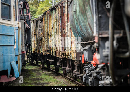 Vecchio retrò in disuso treno merci carri Foto Stock