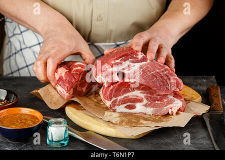 Stretta di mano maschio lama per tritare la carne di maiale Foto Stock