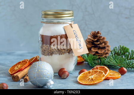 Ingredienti per i biscotti di cottura in un vaso. Foto Stock