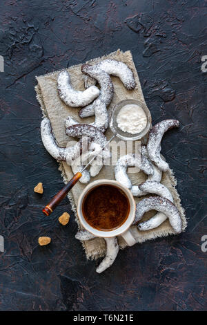 Dado di cioccolato biscotti e una tazza di caffè nero. Foto Stock