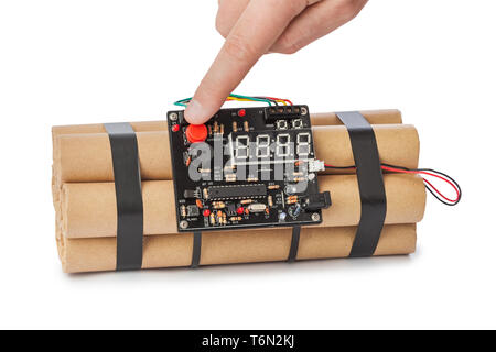 Mano premendo il pulsante su dynamite bomb Foto Stock