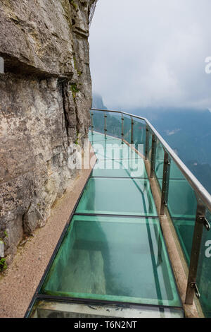 Cielo di vetro percorso in Tianmenshan natura park - Cina Foto Stock
