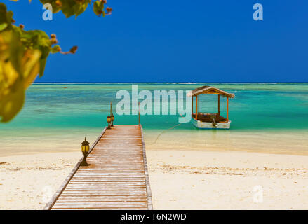 Barca su isole Maldive Foto Stock