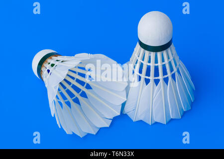 Badminton volani su sfondo blu Foto Stock