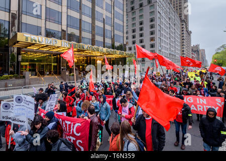 New York, Stati Uniti. 01 Maggio, 2019. Centinaia di Newyorkesi si sono riuniti di fronte al Trump International Hotel and Tower a Columbus Circle nella celebrazione del giorno di maggio - un'occasione spesso sinonimo di lotta per i diritti dei lavoratori - a sostegno di temi che vanno dai salari equi per i lavoratori ristorante, per abbassare i costi di istruzione, per combattere contro la Trump's proposto muro di confine. Credito: Erik McGregor/Pacific Press/Alamy Live News Foto Stock