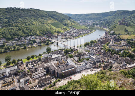 Vista aerea della città tedesca di Cochem lungo il fiume Moselle Foto Stock