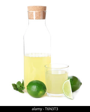 Agrumi freschi drink in vetreria e calce con menta su sfondo bianco Foto Stock